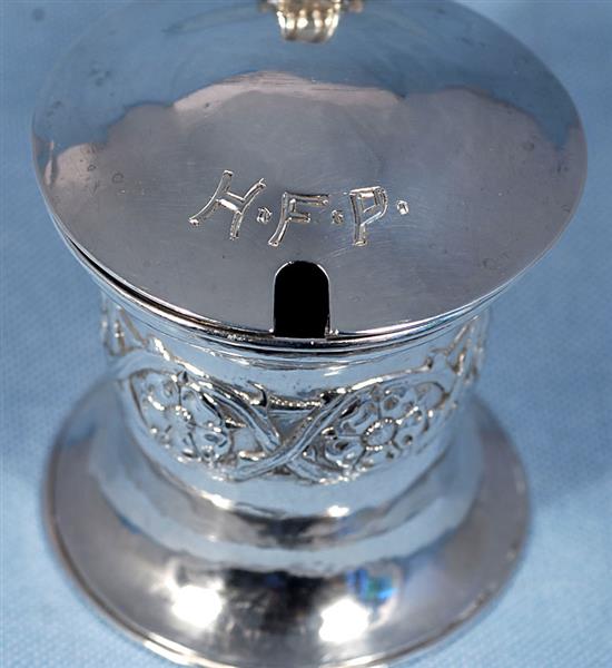 An Edwardian Arts & Crafts silver mustard pot, by Omar Ramsden & Alwyn Carr, height 80mm, weight 3.3oz/104grms.